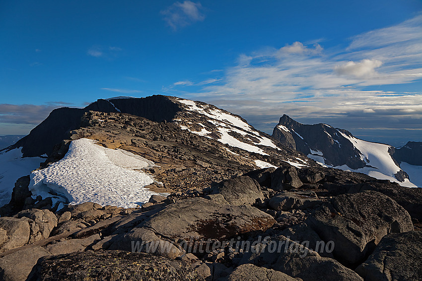 På Slettmarkhøes nordrygg med Nestnørdre Slettmarkhøe (2086 moh) i forgrunnen og Slettmarkhøe (ca. 2190 moh) bakenfor. Bak til høyre den spisse Slettmarkpiggen (2164 moh).