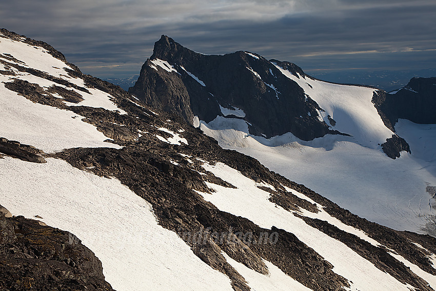 Slettmarkpiggen (2164 moh) fra nord på Slettmarkhøe. Til høyre for toppen ser man Fortoppen (2120 moh) og såvidt Slettmarkkampen (2032 moh) helt til høyre.