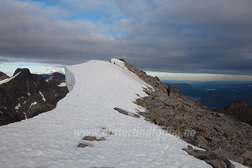 Liten topp rett sør for Slettmarkhøe (Slettmarkhøe S1 ca. 2150 moh) med en p.f. på ca. 9 meter.