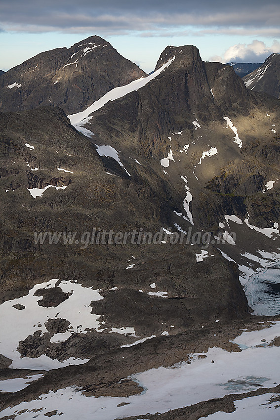 Fra ryggen like sør for Slettmarkhøe mot Søre Svartdalspiggen (2065 moh), Mesmogtinden (2264 moh) og Langedalstinden (2206 moh).