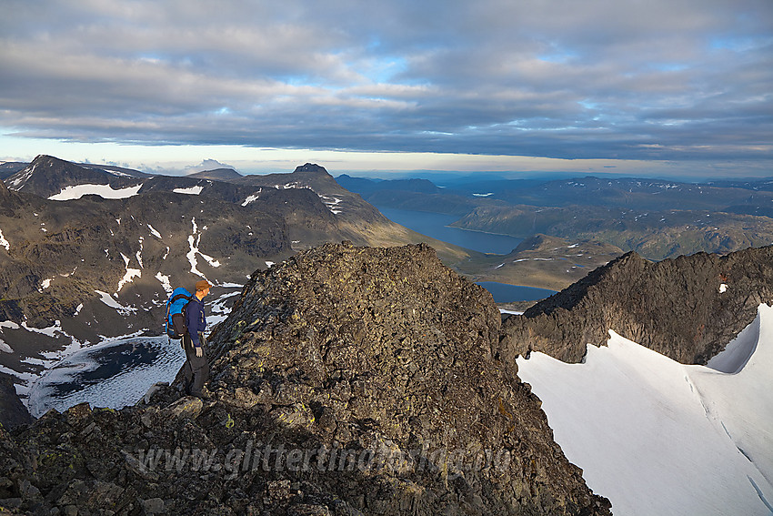 På Slettmarkhøes sørrygg. I bakgrunnen ses bl.a. Kvitskardtinden, Torfinnstindane og Bygdin. Bak til høyre ses en ikketopp, også kalt Slettmarkhøe S2 (ca. 2105 moh).