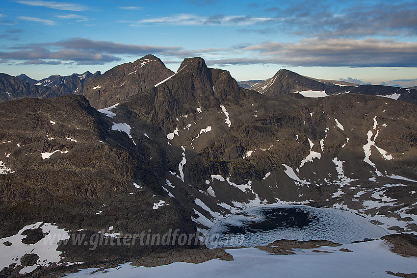 Fra sørryggen på Slettmarkhøe en sommerkveld mot bl.a. Søre Svartdalspiggen (2065 moh), Mesmogtinden (2254 moh) og Langedalstinden (2206 moh). I forgrunnen ses det delvis islagt Øvre Langedalstjednet.