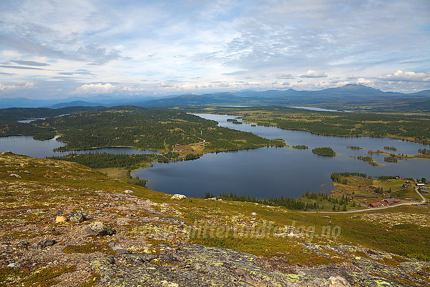 Utsikt fra Rabbalsmellen mot bl.a. Vangsjøen. I bakgrunnen til høyre ses Skaget (1686 moh).