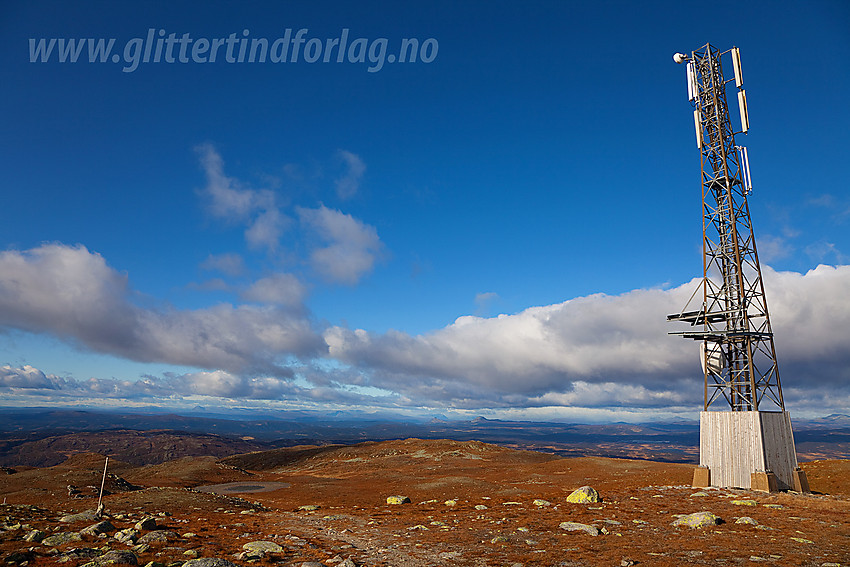 På Spåtinden (1414 moh) med telekom-mast. Utsikten her er i vestlig retning mot Valdres og Jotunheimen.