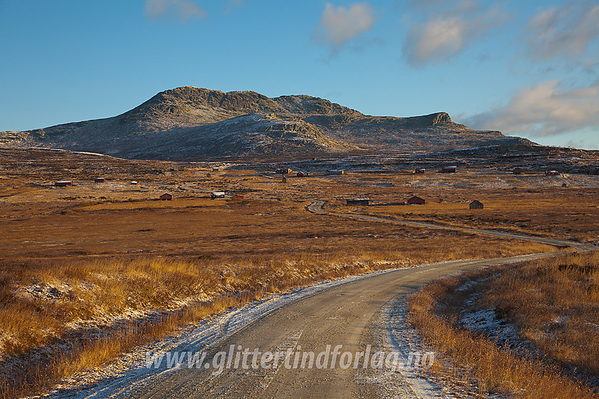 Langs veien innover mot Storeskag en hostmorgen. Stølsgrenda i forgrunnen er Vesleskag og i bakgrunnen ruver Skaget (1686 moh).