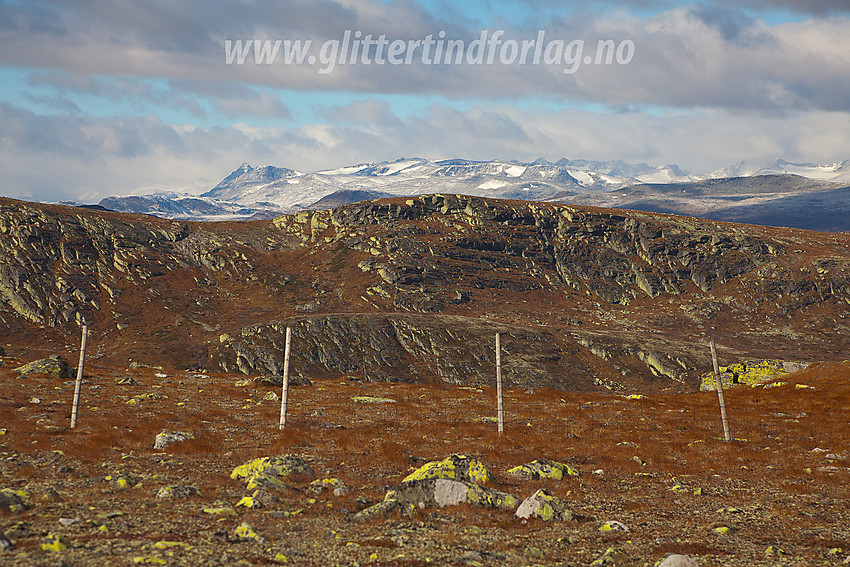 På ryggen vest for Søre Langsua med Gjendealpene i Jotunheimen som titter frem bak Marsteinhøgdryggen.