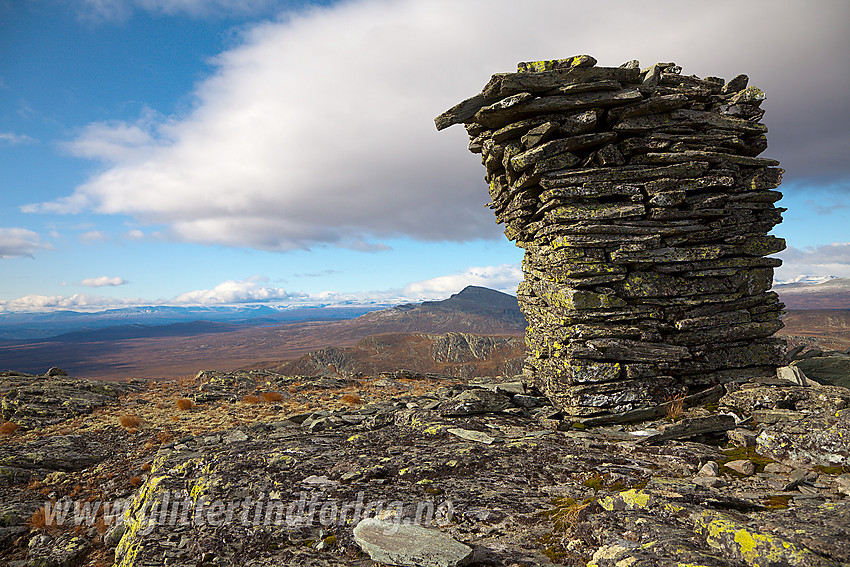 Flott, men noe framtung, varde på toppen av Søre Langsua (1520 moh). I bakgrunnen ses bl.a. Skaget (1686 moh).