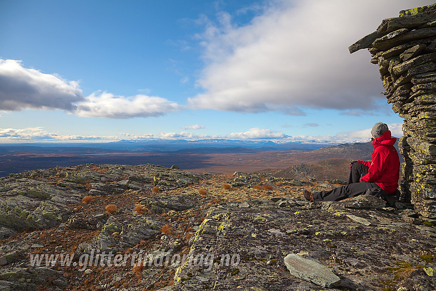 Utsikt fra varden på Søre Langsua (1520 moh) mot viddene sør for Skaget og helt bort til Hemsedalsfjella.