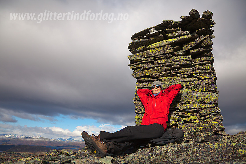 Pause i sola innunder den storvokste varden på toppen av Søre Langsua (1520 moh).