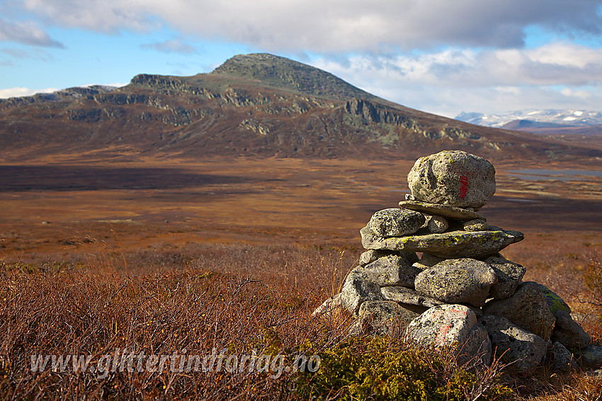 Varde på stien forbi Buatindbue med Skaget (1686 moh) i bakgrunnen.