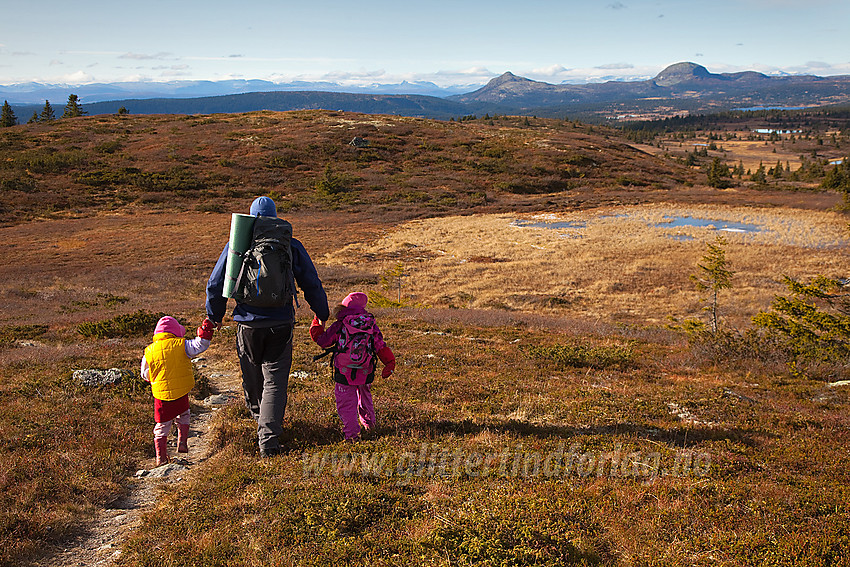 På vei ned fra Goaren (1070 moh) i Etnedal. I bakgrunnen ses bl.a. Skarvemellen og Rundemellen.