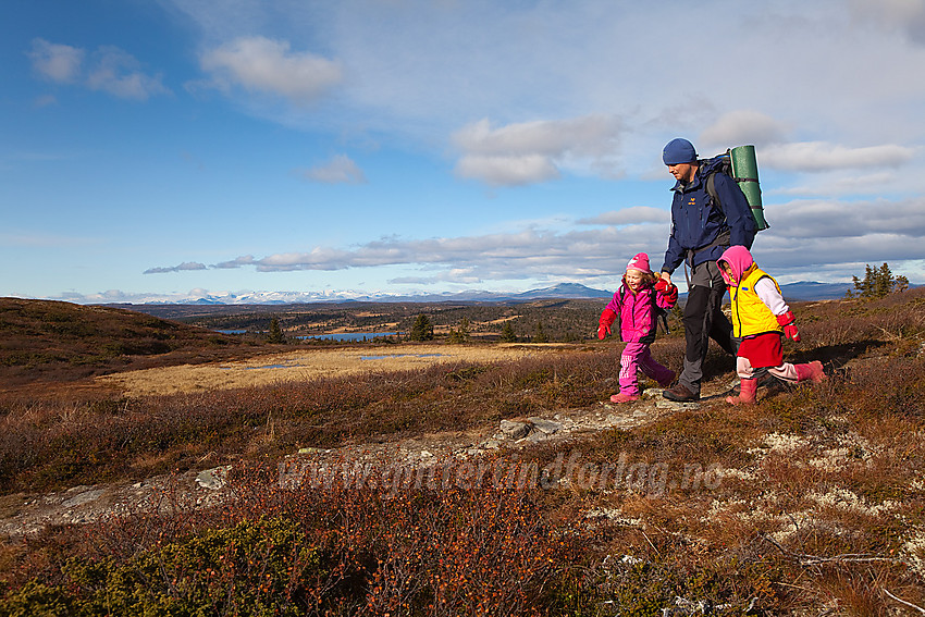 På tur ved Goaren i Etnedal, en fantastisk flott utsiktstopp. I bakgrunnnen ses Jotunheimens snøhvite tinder.