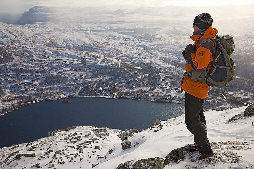 Utsikt fra Støgonøse på Filefjell. I bakgrunnen Otrøvatnet og noen av de mange hyttene som ligger i området rundt alpinsenteret.