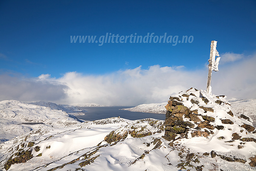 På toppen av Stølsnøse (1404 moh) med Tyin i bakgrunnen. Bak til venstre ses såvidt Galten (1419 moh).