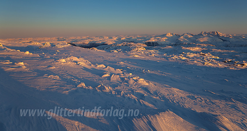 Utsikt i nordvestlig retning fra Berdalseken en høstmorgen. Bak til høyre ses Hurrungane i Jotunheimen.