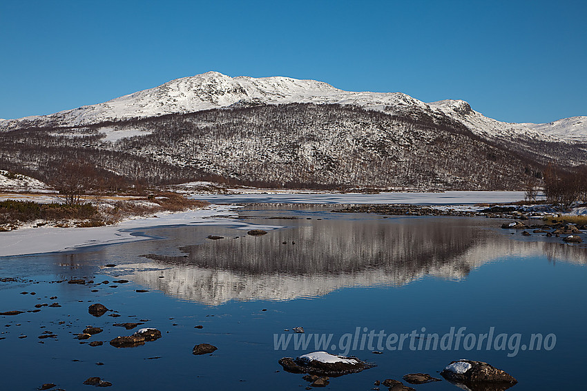 Ved utløpet av Øvre Smeddalsvatnet mot Skjeltrene (1387 moh).