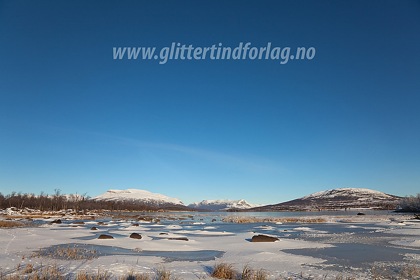 I sørenden av Storfjorden (Flyvatnet) i Vestre Slidre en høstdag. I bakgrunnen bl.a. Gråkampen og Noseknipa. Bildet er tatt fra Panoramaveien mellom Vaset i Vestre Slidre og Lykkja i Hemsedal.