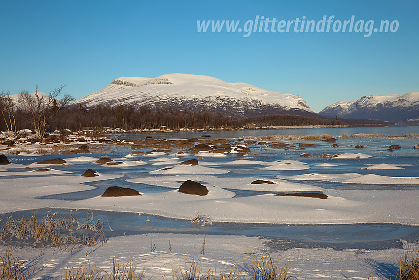 I sørenden av Storfjorden (Flyvatnet) i Vestre Slidre en høstdag. I bakgrunnen bl.a. Gråkampen (1564 moh). Bildet er tatt fra Panoramaveien mellom Vaset i Vestre Slidre og Lykkja i Hemsedal.