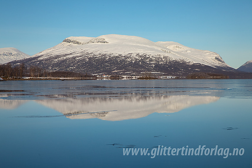 Fra Panoramaveien mot Storfjorden (Flyvatnet) med Gråkampen (1564 moh) fremst i bakgrunnen. Bak til høyre ses også Jørungilknappen.