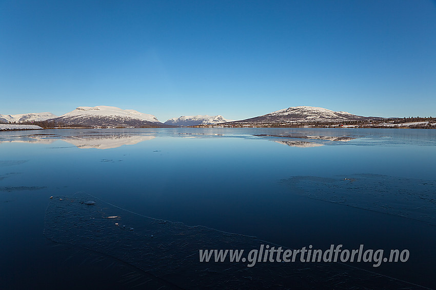 Fra Panoramaveien mot Storfjorden (Flyvatnet). I bakgrunnen ses bl.a. Gråkampen, Gilafjellet og Noseknipa.