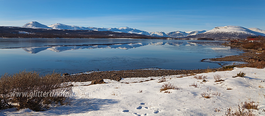 Fra Panoramaveien like sør for Nøsen fjellstue med Storevatnet som speiler "Hemsedalsfjell".