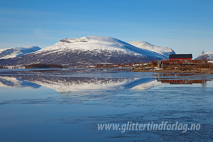 Ved Panoramaveien, like sør for Nøsen Fjellstue, med Gråkampen (1564 moh) som speiler seg i Storefjorden.