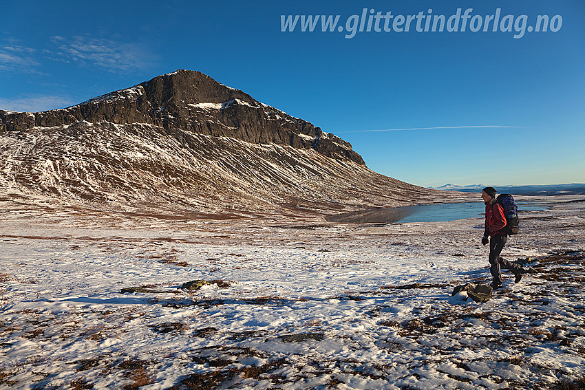 Grindane (1724 moh) fra sør en flott høstdag.