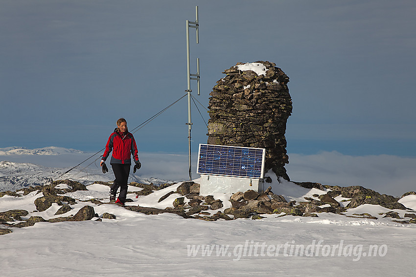 På toppen av Grindane (1724 moh) med en solcelleinnretning som trolig sørger for strøm til en værstasjon på toppen.