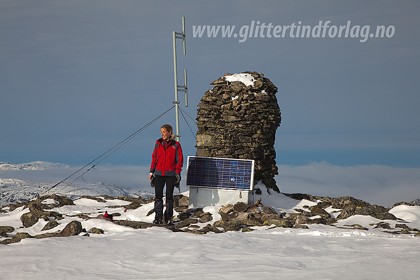 På toppen av Grindane (1724 moh) med en solcelleinnretning som trolig sørger for strøm til en værstasjon på toppen.