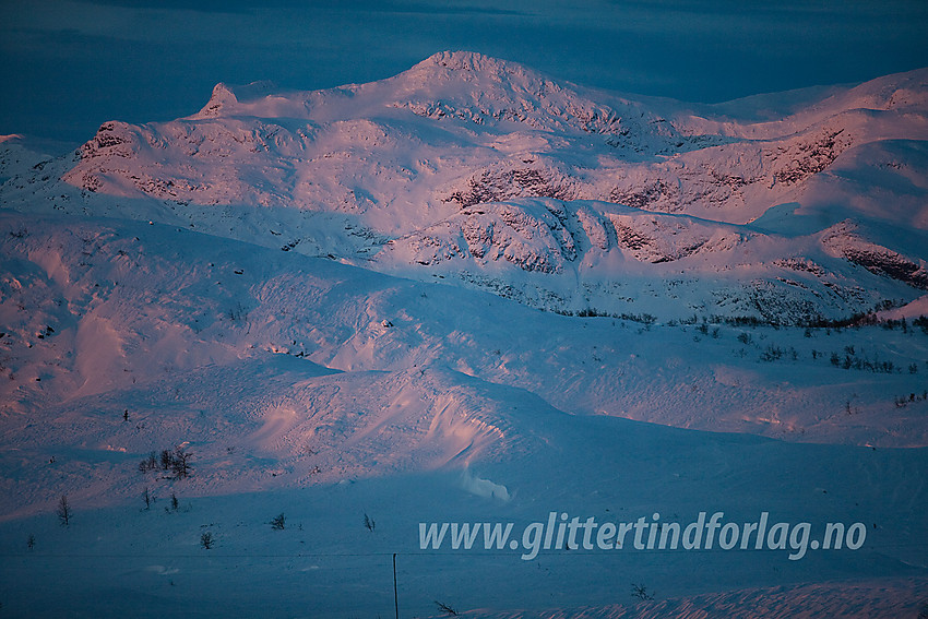 Fra løypenettet på Beitostølen mot Mugnetinden (1738 moh) en desembermorgen.