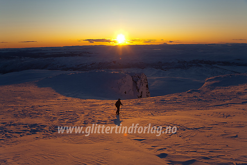 Romjulsmorgen på Hallingskarvet like sør for Prestholtskarvet. I bakgrunnen ses Hardangervidda med profilen til Gaustatoppen lett gjenkjennelig.