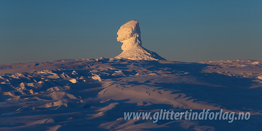 Nedsnødd varde på toppen av Prestholtskarvet (1859 moh) på den østlige delen av Hallingskarvet.