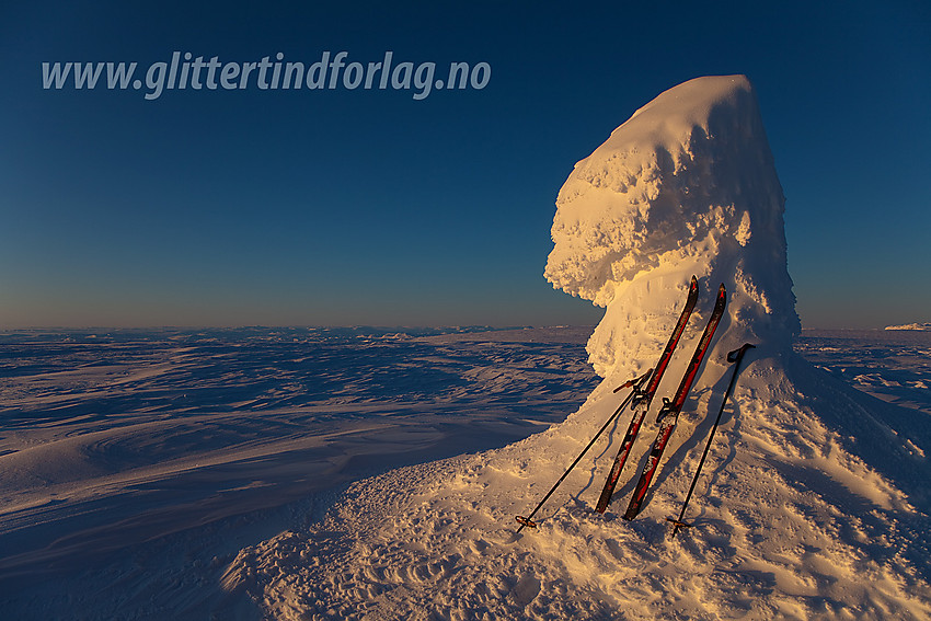 Nedsnødd varde på toppen av Prestholtskarvet (1859 moh) på den østlige delen av Hallingskarvet.