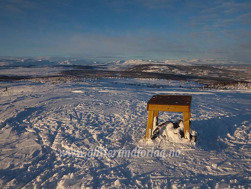 Utsikt fra Syni i retning Vaset. Bak til høyre skimtes Jotunheimen.