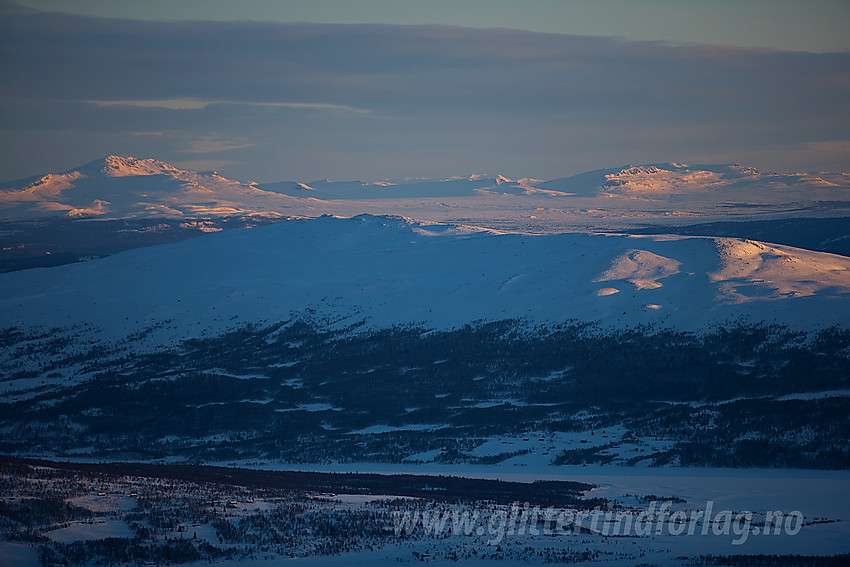 Under oppstigning til Skogshorn med utsikt til Grønsennknipa (1368 moh). I bakgrunnen ses bl.a. Skaget og Søre Langsua.