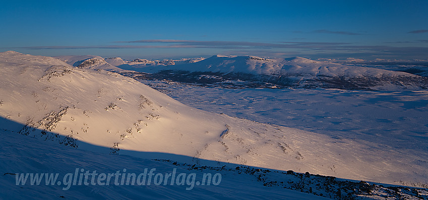 Fra oppstigningen til Skogshorn mot bl.a. Storlifjell med Gråskarvet som høyeste topp.