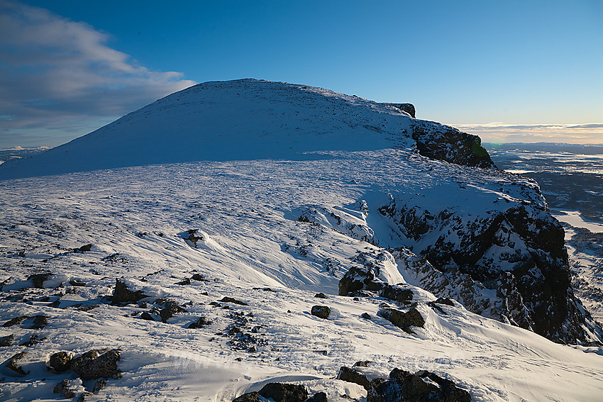 Like vest for Skogshorn (1728 moh) med litt av de steile stupet på sørsiden av toppen til høyre i bildet.