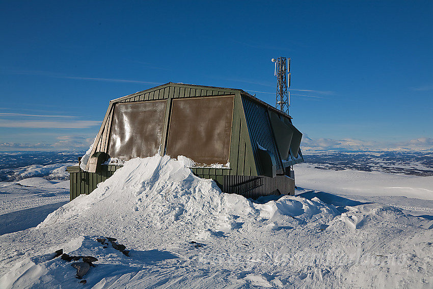 På toppen av Spåtinden med radiolinkstasjonen. Man kan jo diskutere hvor vakkert bygget er, men karakteristisk - det er det.