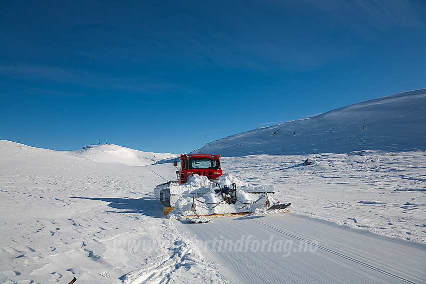 Løypemaskin på vei mot Spåtinden fra Etnedalsiden.