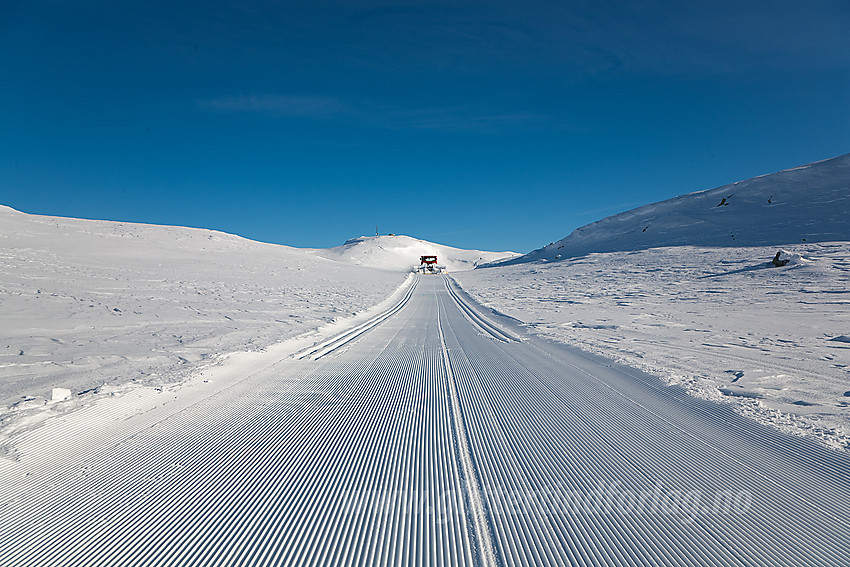 Løypemaskin på vei mot Spåtinden fra Etnedalsiden.