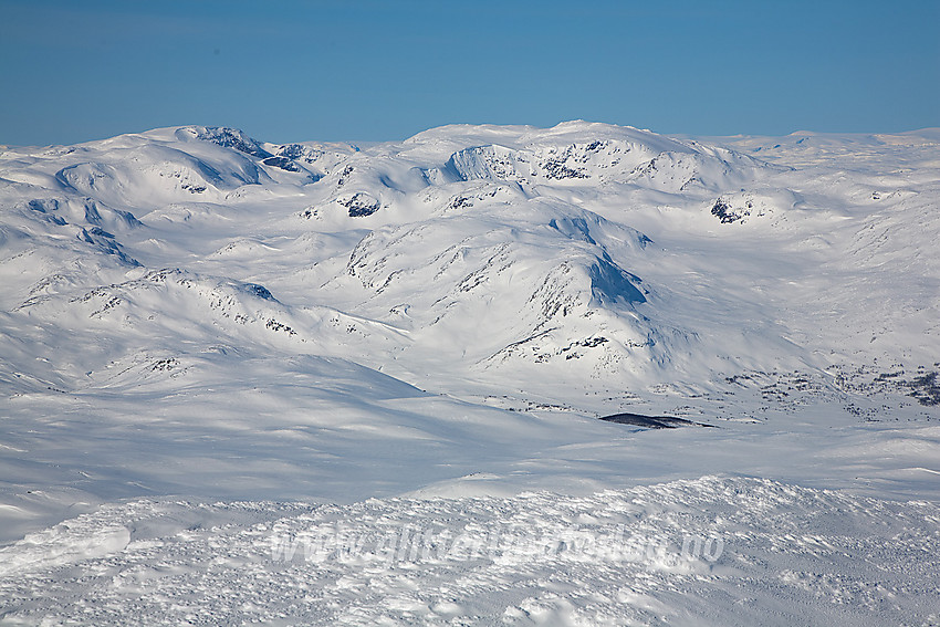 Utsikt fra Suletinden mot Raudbergsnuten (1807 moh) til venstre) og Berdalseken (1814 moh).