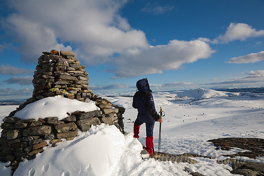 På Smørlitoppen (1160 moh) i Nord-Aurdal en aprildag. Binnhovdknatten i bakgrunnen.