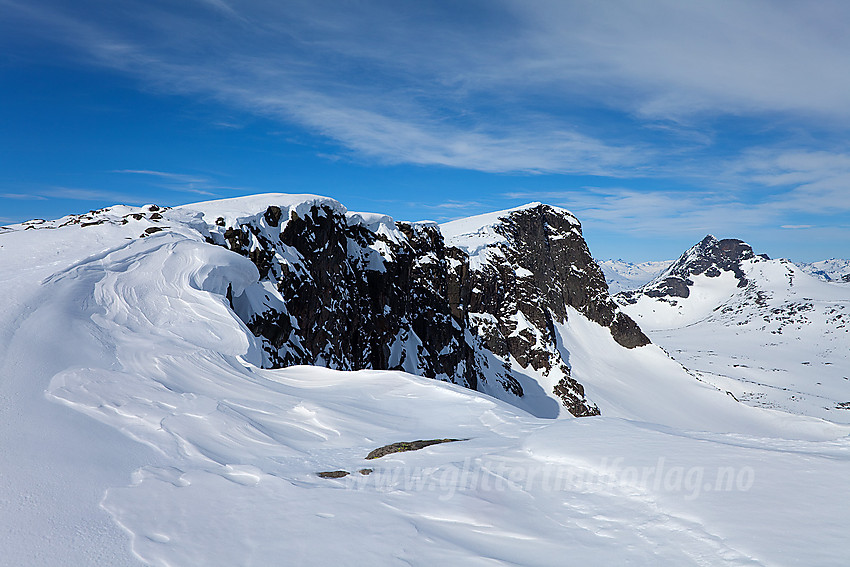 På Kalvehøgde med Vestre (2208 moh) sentralt i bildet. Bak til høyre ses Vestre Leirungstinden og Store Knutsholstinden.