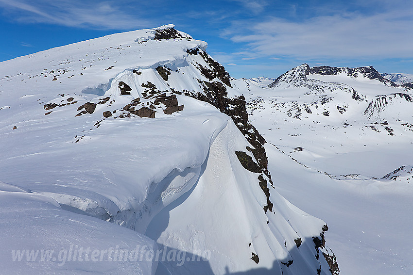 Vestre Kalvehøgde (2208 moh) fra øst. I bakgrunnen Leirungsdalen med Austre Leirungstinden og Skarvflyløyfttinden.