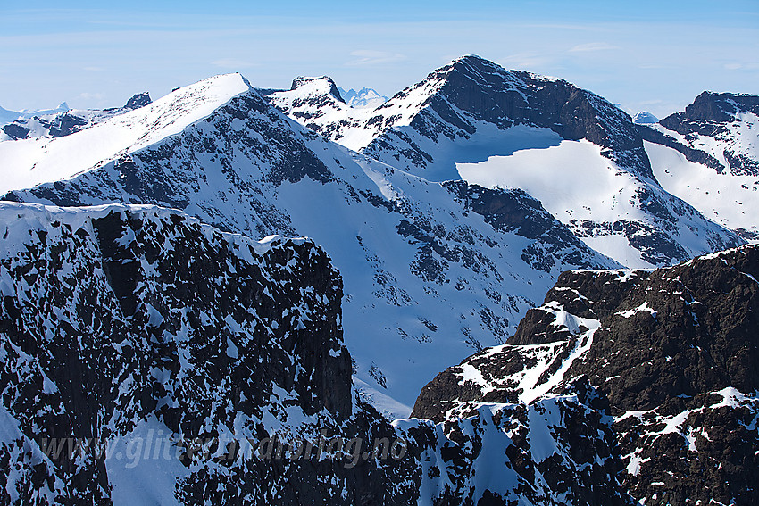 Utsikt fra Vestraste Kalvehøgde med ryggen mellom Kalvehøgde og Leirungskampen i forgrunnen. I bakgrunnen Kvitskardtinden (2193 moh), Langedalstinden (2206 moh) og Mesmogtinden (2264 moh).