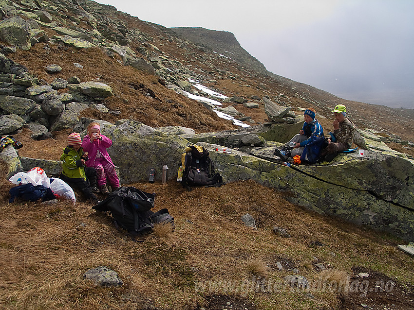 Unge fjellvandrere koser seg med en pause under en tur til Skaget i litt under middels vær.