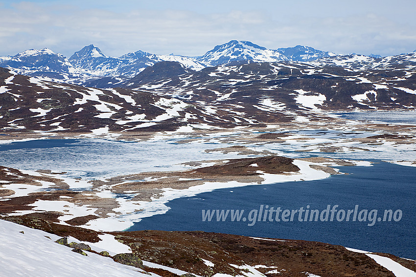 Like øst for Horntinden med utsikt mot Øyangen og Jotunheimen. Legg merke til de nakne strendene som følge av nedtappingen av den regulerte sjøen.