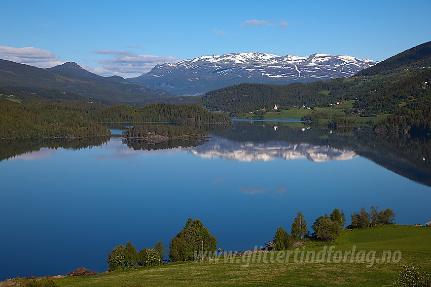 Fra hovedveien med utsikt vestover Slidrefjorden mot Lomen kirke og Vennisfjellet.