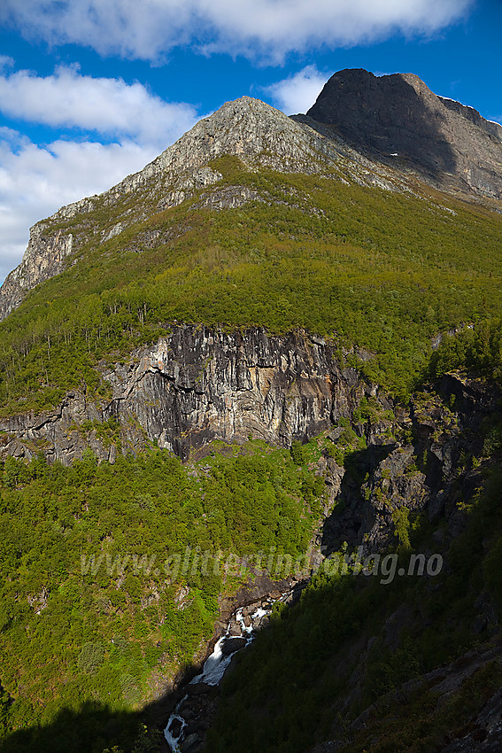 Skutshorn (1630 moh) sett fra veien opp mot Sanddalen.