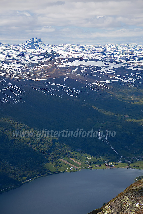 Fra Skutshorn mot Øye og Rødalen med Vardhovdtinden og Suletinden i bakgrunnen.